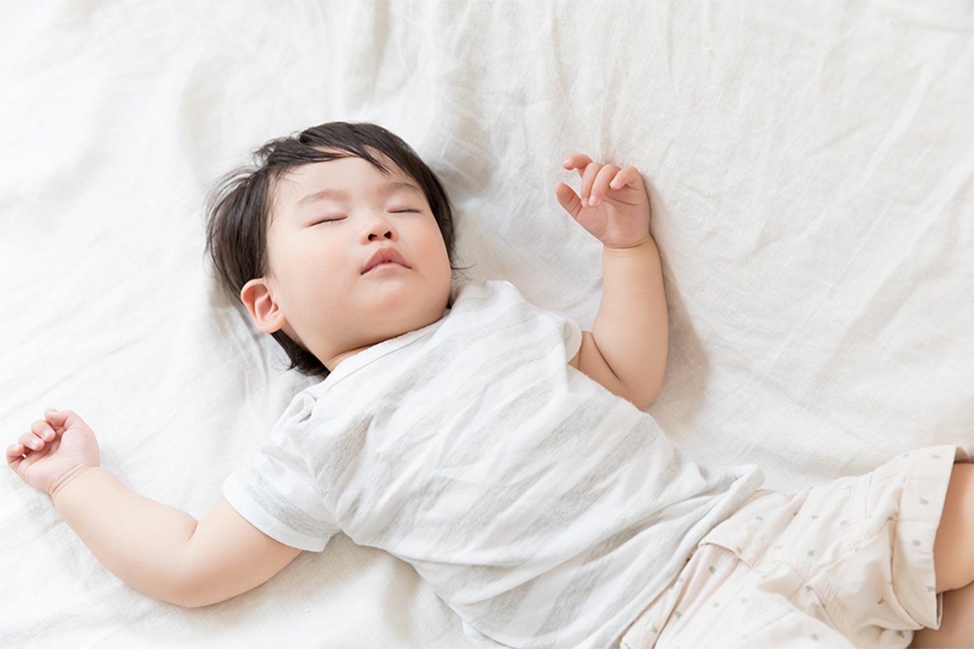 ベッドで眠る子ども