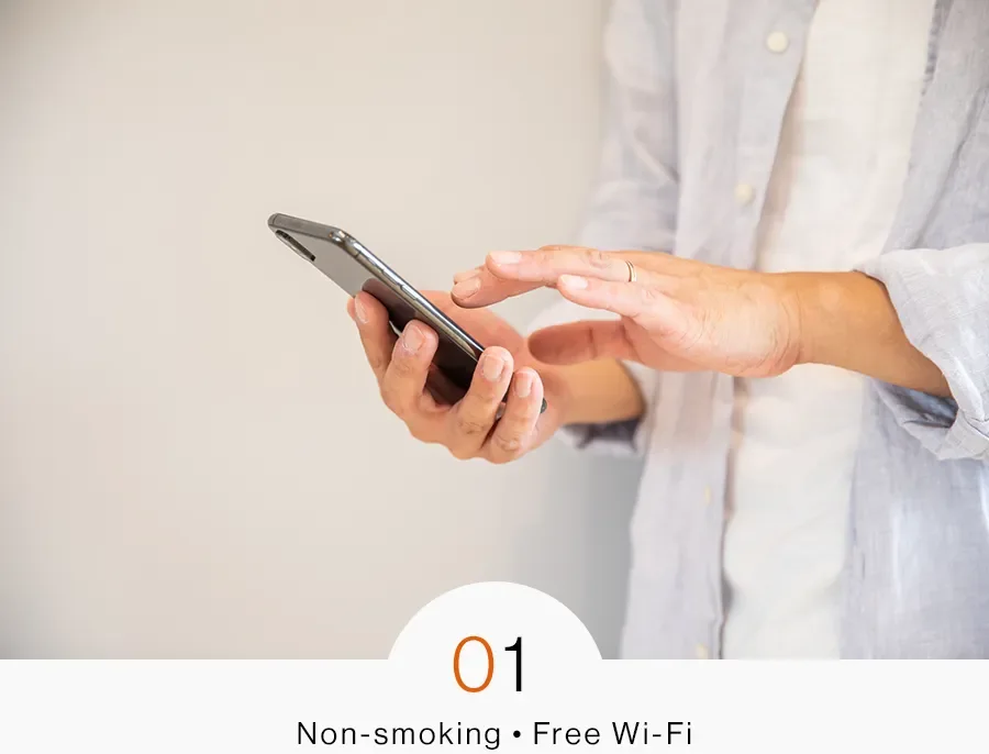 館内は全室禁煙で、快適にお過ごしいただけます。無料Wi-Fiも完備しており、仕事や観光の情報収集もスムーズです。