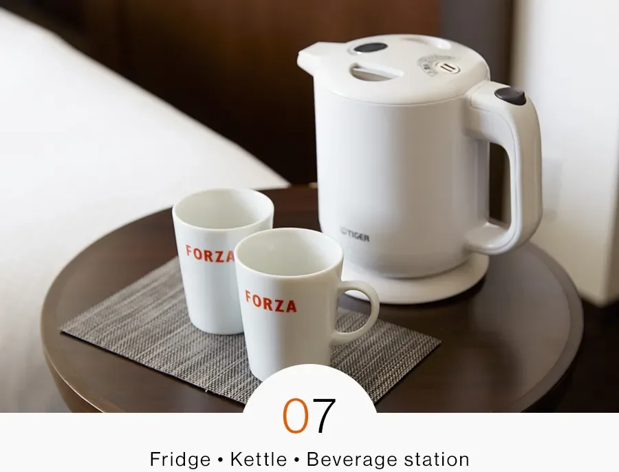 冷蔵庫や電気ケトルを全室に完備し、コーヒーやお茶で気軽にひと息つけます。
